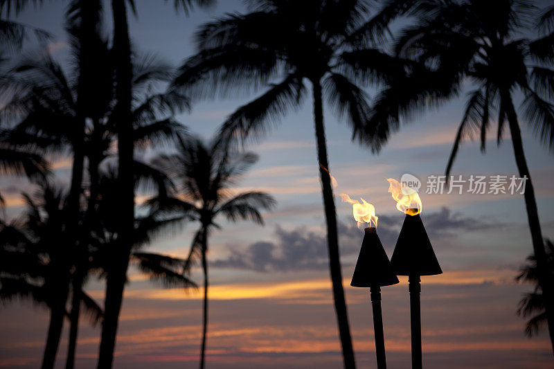 夕阳下的Tiki Torch Flames